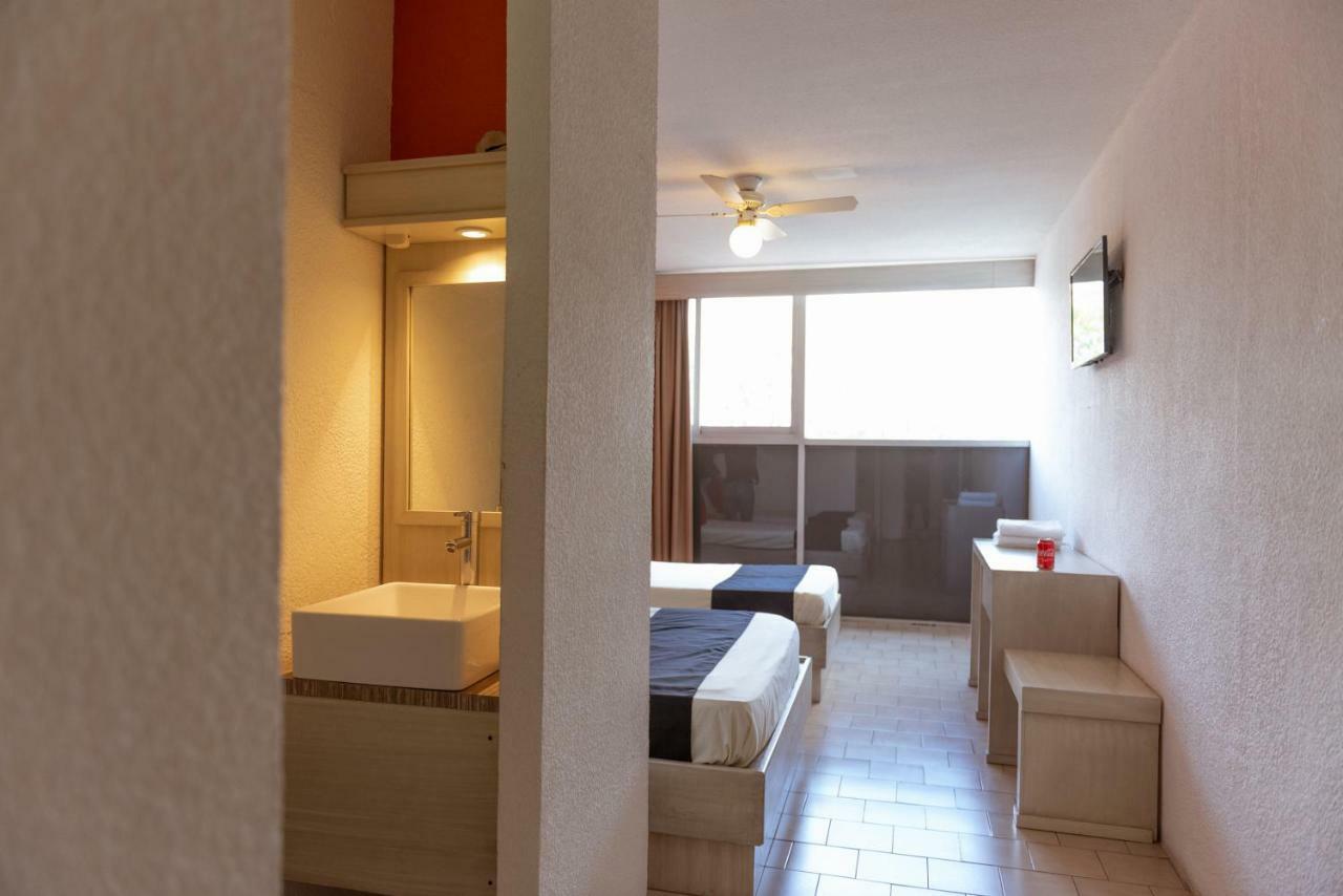 Oyo Hotel Italia อากวสคาเลียนเทส ภายนอก รูปภาพ